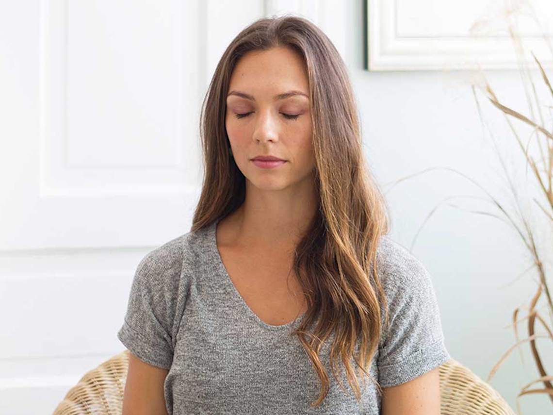 Person in ruhiger Meditation – TM-Center Bern